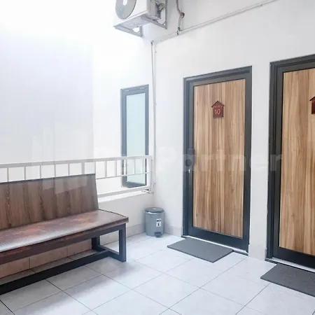 D Palma Near Lokananta Manahan Mitra RedDoorz-3